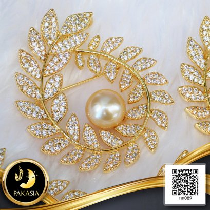 เข็มกลัดไข่มุก ช่อมะกอกใหญ่ประดับเพชร ไข่มุก South Sea สายพันธุ์น้ำเค็มคัดเกรด สีทอง Light - Middle Gold ทรงเกือบกลม-กลม ขนาด 10.5-11.5 mm เกรด AA+ ตัวเรือนเข็มกลัด วัสดุ Alloy ชุบสีทอง ประดับเพชร CZ (ขนาดตัวเรือน 4x5 cm.) / 23.1.65