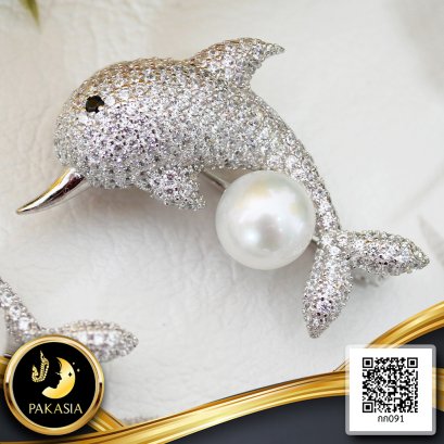 เข็มกลัด Dolphin มี Function สามารถสวมใส่เป็นจี้ได้ ประดับเพชร CZ ไข่มุก Edison น้ำจืดคัดเกรด สีขาว ทรงกลม ขนาด 8.0 mm เกรด AAA ตัวเรือนเข็มกลัด สามารถสวมใส่เป็นจี้ได้ เงินแท้ 925 ชุบสีทองคำขาว ประดับเพชร CZ (ขนาดตัวเรือน 3.5 x 2.5 cm) / 13.2.65