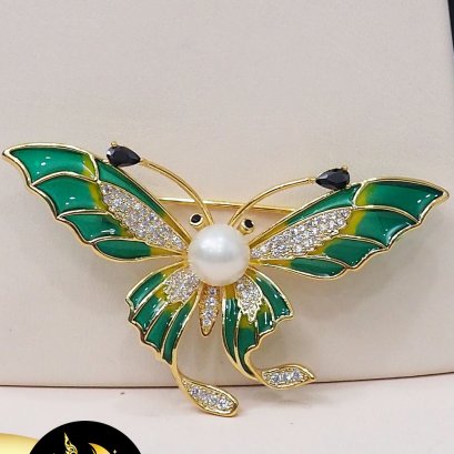 ** สินค้าหมด**เข็มกลัดผีเสื้อราตรีมุกแท้ ทรงซาลาเปานูน เกรด AAA ขนาด 8 mm. ตัวเรือน Alloy ชุบทอง /SN0080YSSBCH4