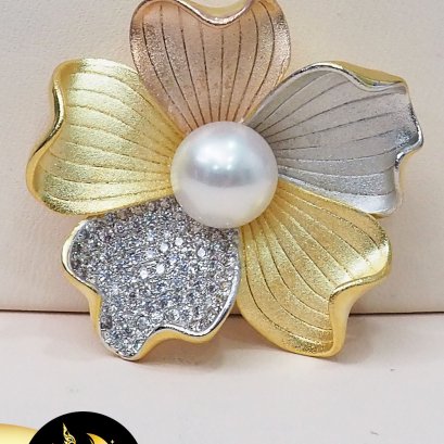 ** สินค้าหมด**เข็มกลัดมุกขาว ดอกลีลาวดี มุกทรงSemi-round สีขาว ขนาด 9 mm เกรด AAA ตัวเรือน Alloy ชุบ 3 กษัตริย์ / SN0080YSSBCH3