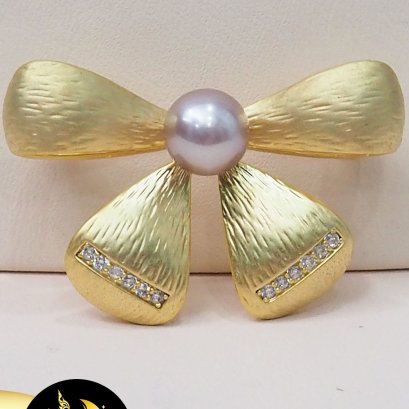 ** สินค้าหมด**เข็มกลัดมุกโบว์ มุกทรงSemi-round สีม่วง ขนาด 8 mm เกรด AAA ตัวเรือน Alloy ชุบทอง / SN0080YSSBCH6