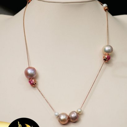 ชุดสร้อยคอ และสร้อยข้อมือ ยิบซี มุกน้ำจืดคัดเกรด สีขาว-ม่วงโอลด์โรส คละขนาด ตะขอและบอลล็อกซิลิโคนลายวินเทจยิบซี ตัวเรือนเงินแท้ ชุบ Pink Gold  /W002