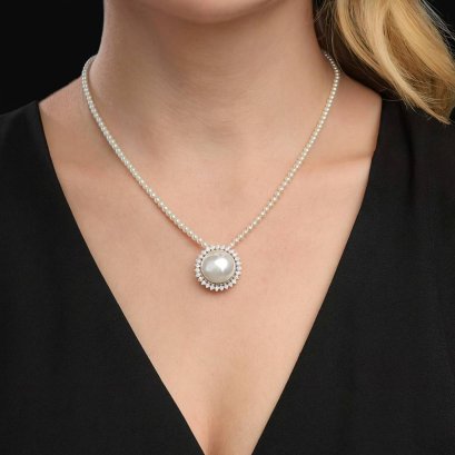 Approx. 2.5 mm and 13.4 mm, AK Pearl and Mabe South Sea Pearl, Uniform Pearl Necklace with Mabe Pearl Diamond Halo Pendant
