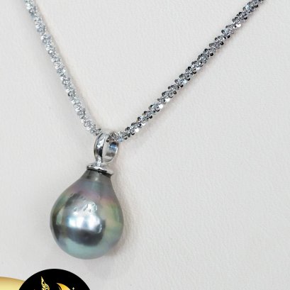 จี้ไข่มุกเม็ดเดี่ยว ไข่มุกตาฮิติน้ำเค็มคัดเกรด สีดำ-เทา ทรงหยดน้ำ-บารอก ขนาด 9-10 mm เกรด AA+ ตัวเรือนจุกจี้เกลี้ยงห่วงใหญ่ พร้อมสร้อยคอลายอิตาลี ล็อคบอลซิลิโคนตะขอสปริงกลม เงินแท้ 92.5 ชุบทองคำขาว ความยาวสร้อยประมาณ 20" / 12.5.64