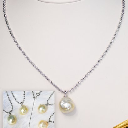 จี้ไข่มุกเม็ดเดี่ยว ไข่มุก South sea น้ำเค็มคัดเกรด สีทอง Light Gold ทรงบารอก ขนาด 13.0 mm เกรด AA+ ตัวเรือนจุกจี้เกลี้ยงห่วงใหญ่ พร้อมสร้อยคอเม็ดมะยมปลายเข็ม ตะขอสปริงกลม เงินแท้ 925 ชุบสีทองคำขาว ความยาวสร้อยประมาณ 20" (รวมปลายเข็ม) / 12.1.65