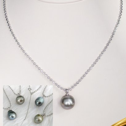 จี้ไข่มุกเม็ดเดี่ยว ไข่มุกตาฮิติสายพันธุ์น้ำเค็มคัดเกรด สีดำ-เทา ทรงบารอก ขนาด 11.0-12.0 mm เกรด AA ตัวเรือนจุกจี้เกลี้ยงห่วงใหญ่ พร้อมสร้อยคอเม็ดมะยมปลายเข็ม ตะขอสปริงกลม เงินแท้ 925 ชุบสีทองคำขาว ความยาวสร้อยประมาณ 20" (รวมปลายเข็ม) / 26.1.65