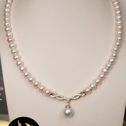 สร้อยมุกล้วน+จี้มุก Infinity (ปรับรูดได้)  มุกทรงกลม สีขาว ขนาด 8-10 mm. เกรด AA+ ตัวเรือนเงินแท้ชุบทอง / SN0680YN610