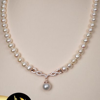 สร้อยคอมุกล้วน + จี้มุก infinity (ปรับรูดได้) มุกทรงกลม สีขาว ขนาด 8 mm. เกรด AA+ ตัวเรือนเงินแท้ 92.5 ชุบ Pink Gold / SN0680YN614