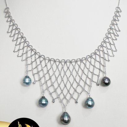 สร้อยคอเทียร่า (Tiara) สร้อยสานลายไข่ปลาแผงใหญ่ ห้อยมุก 5 เม็ด มุก ตาฮิติน้ำเค็มคัดเกรด สีดำ-เทา ทรงหยดน้ำ-บารอก ขนาด 8-10 mm เกรด AA+ ตัวเรือนสร้อยคอลายไข่ปลา และตะขอสปริงกลม เงินแท้ 92.5 ชุบทองคำขาว / 16.5.64