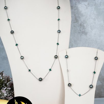 สร้อยคอไข่มุกระยะ แวนคลีฟใบโคลเวอร์ คั่นไข่มุกตาฮิติน้ำเค็มคัดเกรด สีดำ ทรงกลม ขนาด 8 mm เกรด AA ตัวเรือนสร้อยโซ่ประดับอะไหล่ใบโคลเวอร์สไตล์แวนคลีฟ ตะขอสปริงกลม เงินแท้ 92.5 ชุบทองคำขาว ลงยาสีเขียว ปรับความยาวได้ถึง 29" / 9.6.64