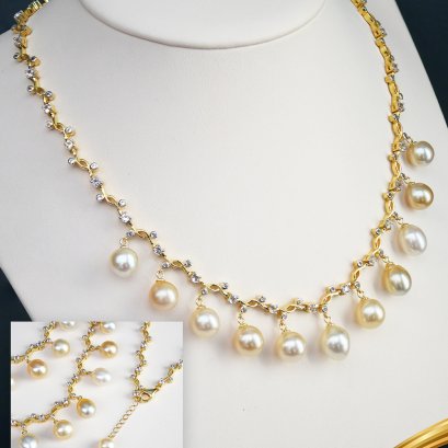 สร้อย Grapevine ความยาวประมาณ 18" (รวมโซ่ปรับระดับ) ห้อยไข่มุก South Sea น้ำเค็มคัดเกรด สีทอง Light-Gold ทรงบารอก ขนาด 8.0-9.0 mm เกรด AA+ ตัวเรือนสร้อย Grapevine ตะขอก้ามปูพร้อมโซ่ปรับระดับ ห้อยไข่มุก เงินแท้ 925 ชุบสีทอง ประดับพลอยแท้ / 19.1.65