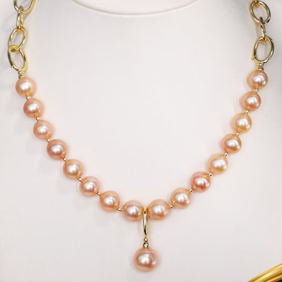 สร้อยคอไข่มุกคั่นบอล Half โซ่ พร้อมจี้ ไข่มุก (ความยาวประมาณ 17") มี Function สามารถสวมใส่เป็นสร้อยข้อมือได้ ไข่มุก Edison สายพันธุ์น้ำจืดคัดเกรด สีพีช ทรงเกือบกลม - กลม ขนาด 9.5-12.0 mm เกรด AA+ ตัวเรือนตะขอ โซ่ เงินแท้  และเม็ดบอล วัสดุ Gold Filled