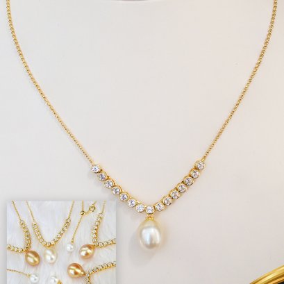 สร้อยคอไข่ปลาพลอยแท้ White topaz ห้อยไข่มุก South Sea สายพันธุ์น้ำเค็มคัดเกรด สีทอง Light Gold ทรงหยดน้ำ ขนาด 11.5 mm ปลายสายห้อยไข่มุก Edison น้ำจืดคัดเกรด สีขาว ทรงกลม ขนาด 7.0 mm เกรด AA+ ตัวเรือนสร้อยและตะขอสปริงกลม เงินแท้ 925 ชุบสีทอง ประดับพลอยแท้