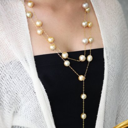สร้อยคอไข่มุกระยะ (Rope Necklace) ความยาวประมาณ 150 cm. ระยะจำนวน 34 เม็ด ไข่มุก South Sea น้ำเค็มคัดเกรด สีทอง Multitone ทรงบารอก ขนาดจัมโบ้ 12 mm. เกรด AA ตัวเรือน สร้อยโซ่ ตะขอก้ามปู วัสดุ Gold Filled 14K / 16.2.65