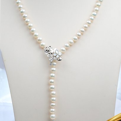 สร้อยคอไข่มุกล้วน (Uniform Necklace) ตะของับ ความยาวรวมตะขอ 27"  ไข่มุกสายพันธุ์น้ำจืดคัดเกรด สีขาว ทรงเกือบกลม - กลม ขนาด 8.0-8.5 mm เกรด AA+ ตัวเรือนตะขอช่อซากุระผีเสื้อ วัสดุเงินแท้ 925 ชุบสีทองคำขาว ประดับเพชร CZ / 26.1.65