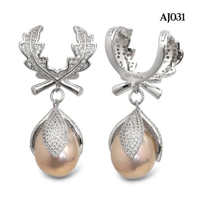 12.45 mm, Freshwater Pearl, Holy Pearl Embellishment Horseshoe Clasp