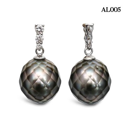 9.8 mm, Hanashinju, Tahitian Pearl, Three Stones Diamond Dangle Pearl Pendant