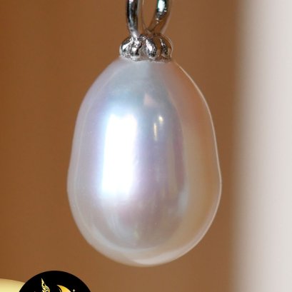 (ไม่รวมสร้อย) จี้ห่วงกลม มุกน้ำจืดคัดเกรด ทรงบารอก สีขาว ตัวเรือนเงินแท้ 92.5 ชุบคำขาว ขนาด 8-9 mm เกรด AA+ / SN0035XP477