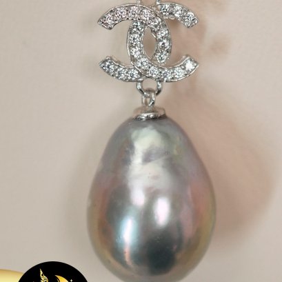 (ไม่รวมสร้อย) จี้ชาแนลเล็ก  มุกน้ำจืดคัดเกรด ทรงบารอก สีเทา ตัวเรือนเงินแท้ 92.5 ชุบคำขาว ขนาด 10-11mm เกรด AA / SN0060YP497