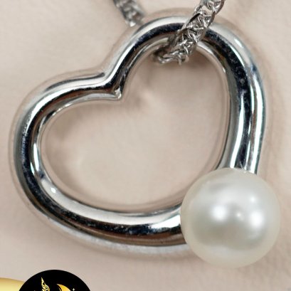 (ไม่รวมสร้อย) จี้หัวใจมุกแท้ มุกเกือบกลม สีขาว เกรด AAA ขนาด 5-6mm. ตัวเรือนเงินแท้ 92.5 ชุบทองคำขาว  / SN0060YP470