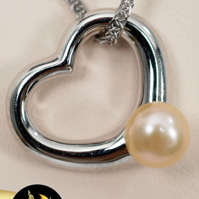 (ไม่รวมสร้อย) จี้หัวใจมุกแท้ มุกทรงเกือบกลม สีพีช เกรด AAA ขนาด 5-6mm. ตัวเรือนเงิน 92.5 ชุบทองคำขาว พร้อมใบรับประกันมุกแท้ / SN0060YP469