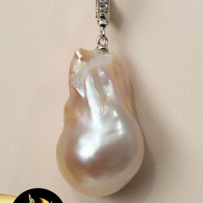 (ไม่รวมสร้อย) จี้ครอบ คอลเลคชั่น Pakasia ตัวเรือนเงินชุบทองคำขาว มุกแท้น้ำจืดบารอก สีม่วงออโรร่า เกรด AA+ ขนาด 12-22 mm. / SN0890YP467