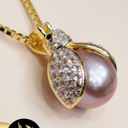 (ไม่รวมสร้อย) จี้แมลงเต่าทอง ประดับพลอยแท้ White Topaz ตัวเรือนเงินแท้ 92.5 ชุบทอง มุกน้ำจืดคัดเกรด ทรงบารอก สีม่วง เกรด AAA ขนาด 8-9 mm. / SN0212YP501