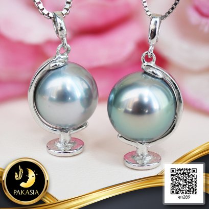 (ไม่รวมสร้อย) จี้ Globe ไข่มุกตาฮิติเม็ดเดี่ยว ไข่มุกตาฮิติ น้ำเค็มคัดเกรด สีเทา-ฟ้า ทรงกลม-ไข่ ขนาด 9.5-10.0 mm เกรด AA+ ตัวเรือนจี้และห่วงตัวโอ เงินแท้ 925 ชุบทองคำขาว / 12.1.65