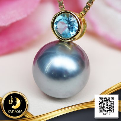 จี้ไข่มุกหมุดพลอยกลมจัมโบ้ ไข่มุกตาฮิติ สายพันธุ์น้ำเค็มคัดเกรด สีเทา-ฟ้า ทรงกลม ขนาด 11.0 mm เกรด AA+ ตัวเรือนจี้ เงินแท้ 925 ชุบสีทอง ประดับพลอยแท้ Sky Blue Topaz / 12.1.65