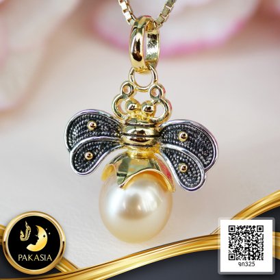 (ไม่รวมสร้อย) จี้ผึ้งน้อยชุบทูโทน ไข่มุกเม็ดเดี่ยว ไข่มุก South Sea น้ำเค็มคัดเกรด สีทอง Light Gold ทรงบารอก ขนาด 8.0 mm เกรด AA+ ตัวเรือนจี้ผึ้งน้อย เงินแท้ 925 ชุบทอง ปีกผึ้งชุบ Black Rhodium / 12.1.65