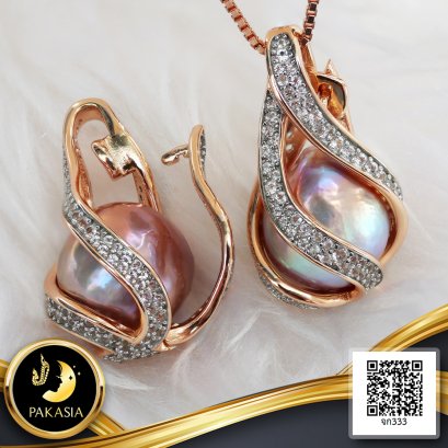 จี้ตะกร้อ Camp Fire ประดับพลอยแท้ White Topaz ไข่มุก Ripple Pearl สายพันธุ์น้ำจืดคัดเกรด สีม่วง(ชมพู) ทรงบารอก ขนาด 11-13 mm. เกรด AA ตัวเรือนจี้ Locket เงินแท้ 925 ชุบ Rose Gold ประดับพลอยแท้ White Topaz / 16.1.65