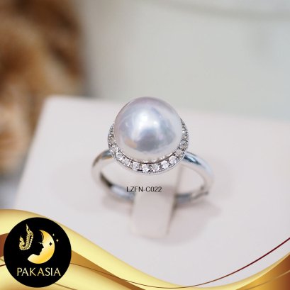 แหวนมุกเม็ดเดี่ยวบนฐานล้อมพลอยแท้ มุกน้ำจืดคัดเกรด สีขาว ทรงบาร็อค ขนาด 10.8 mm เกรด AAA ตัวเรือนเงินแท้ 92.5 ชุบทองคำขาว ประดับพลอยแท้ White Topaz / C022