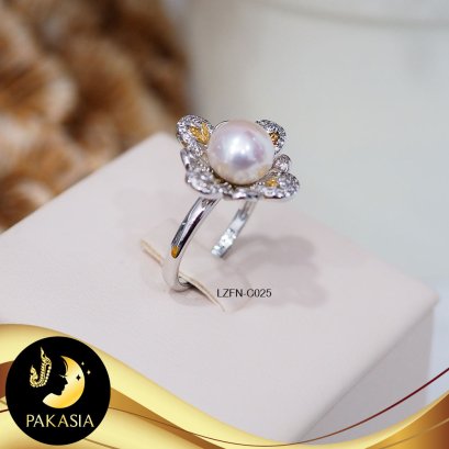 แหวนดอกมะลิ ประดับเพชร มุกน้ำจืดคัดเกรด สีขาว ประดับเพชร CZ ตัวเรือนเงินแท้ชุบทองคำขาว  / C025
