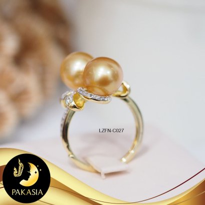 แหวนมุก South Sea ทวิน โบว์ริบบิ้นใหญ่ ปรับไซส์ได้ มุก South Sea สีทองเข้ม ทรง Semi-round ขนาด 9 mm เกรด AA ตัวเรือนเงินแท้ 92.5 ชุบทอง ประดับพลอยแท้ White Topaz / C027