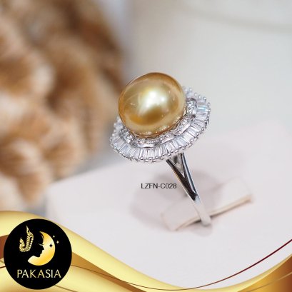 แหวน Cocktail มุก South Sea ปรับไซส์ได้ มุก South Sea สีทองเข้ม ทรง Semi-round ขนาด 12 mm เกรด AA+ ตัวเรือนเงินแท้ 92.5 ชุบทองคำขาว ประดับเพชร CZ / C028