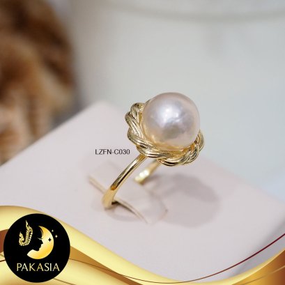 แหวนมุกเม็ดเดี่ยวบนฐานเกลียวเชือก มุกน้ำจืดคัดเกรด สีพีช ทรงบาร็อค ขนาด 11 mm เกรด AAA ตัวเรือนเงินแท้ 92.5 ชุบทอง / C030