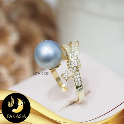 แหวนมุก Open Ring มุกตาฮิติ โบว์ริบบิ้นใหญ่ มุกตาฮิติ สีเทา ทรงกลม ขนาด 10.8 mm เกรด AA ตัวเรือนเงินแท้ 92.5 ชุบทอง ประดับเพชร CZ / C035