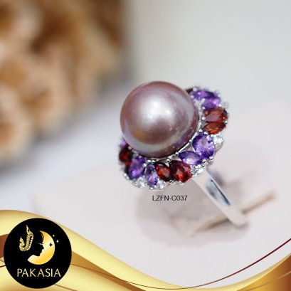 แหวน Cocktail มุกน้ำจืด Edison คัดเกรด ปรับไซส์ได้ มุกน้ำจืด Edison คัดเกรด สีม่วง ทรงกลม ขนาด 11 mm เกรด AA+ ตัวเรือนเงินแท้ 92.5 ชุบทองคำขาว ประดับพลอยแท้ 5ct  / C037