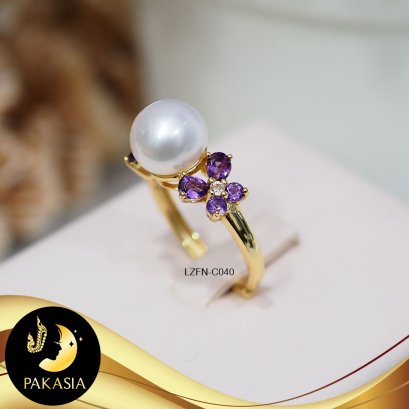 แหวนมุก Cluster ปรับไซส์ได้ มุกเม็ดเดี่ยว มุกน้ำจืดคัดเกรด สีขาว ทรง Semi-round ขนาด 9 mm เกรด AAA ตัวเรือนเงินแท้ 92.5 ชุบทอง ประดับพลอยแท้ Amethyst และ White Topaz / C040