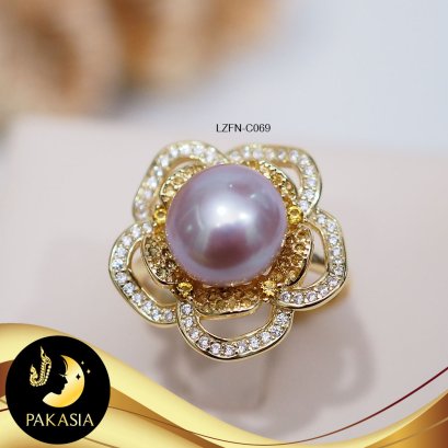 แหวนมุกฉลุลายกุหลาบ ปรับไซส์ได้ มุกน้ำจืดคัดเกรด สีม่วง ทรง ซาลาเปา ขนาด 9.5 mm เกรด AA+ ตัวเรือนเงินแท้ 92.5 ชุบทอง ประดับเพชร CZ / C069