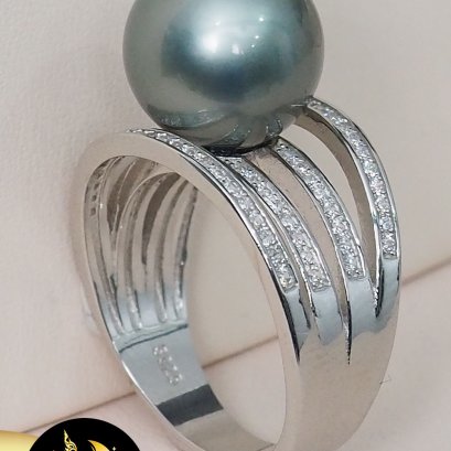 แหวนมุกตาฮิติสี่สายประดับเพชร cz มุกฮิติ ทรงกลม สีดำ เกรด AAA ขนาด 11-11.5 mm. ตัวเรือนเงินแท้ 92.5 ชุบทองคำขาวประดับเพชร cz / SN0150ZR688