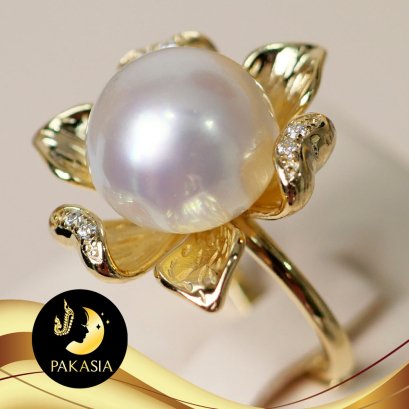 แหวนดอกแมกโนเลีย มุก South Sea (ปรับไซส์ได้) ทรงเกือบกลม สีขาว เกรด AA+ ขนาด 12-13 mm. ตัวเรือนแหวนเงินแท้ 92.5 ชุบทอง ประดับเพชร cz / SN780YR682