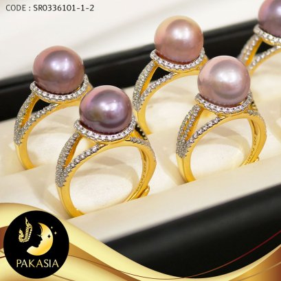 แหวนมุก Edison เม็ดเดี่ยว ล้อมเพชร CZ บ่าสามสาย มุก Edison คัดเกรด สีม่วง ทรงกลม ขนาด 10-11 mm เกรด AA+ ตัวเรือนเงินแท้ 92.5 ชุบทอง ประดับเพชร CZ / R813