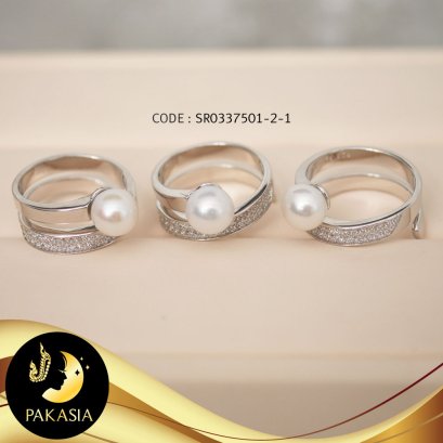 แหวนเกลียวประดับเพชรมุกเม็ดเดี่ยว มุกน้ำจืดคัดเกรด สีขาว ทรงกลม ขนาด 7.5-8 mm เกรด AAA ตัวเรือนเงินแท้ 92.5 ชุบทองคำขาว ประดับเพชร CZ / R815