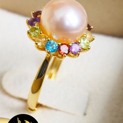 แหวนมุกแท้ดอกเดซี่ ประดับพลอยแท้หลากสี มุกเกือบกลม สีพีช เกรด AA+ ขนาด 9-10 mm. ตัวเรือนเงินแท้ 92.5 ชุบทองประดับพลอยแท้หลากสี  / SN0350YR686