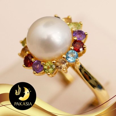 แหวนมุกแท้ดอกเดซี่ ประดับพลอยแท้หลากสี มุกทรงเกือบกลม สีขาว เกรด AAA ขนาด 9 mm. ตัวเรือนเงินแท้ 92.5 ชุบทองประดับพลอยแท้หลากสี / ว690