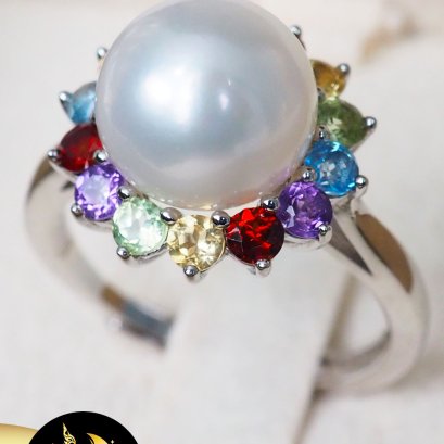 แหวนมุกแท้ดอกเดซี่ ประดับพลอยแท้หลากสี 1.5 ct.มุกเกือบกลม สีขาว เกรด AAA ขนาด 9 mm. ตัวเรือนเงินแท้ 92.5 ชุบทองคำขาว / SN0450YR685