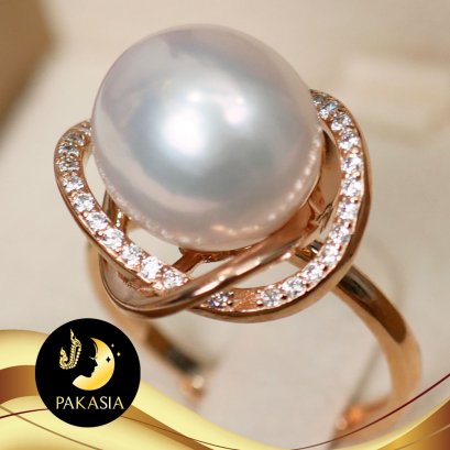 แหวนมุกแท้เงื่อนพิรอด (square knot) มุกบาร็อค สีขาว เกรด AA+ ขนาด 11-12 mm. ตัวเรือนเงินแท้ 92.5 ชุบ Pink Gold ตัวเรือนประดับพลอยแท้ White Topaz / SN0180R679