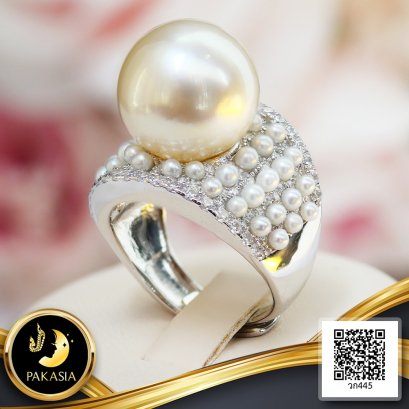 แหวน Signet ค็อกเทลไข่มุกพรีเมี่ยม ไข่มุกน้ำจืด Cluster คัดเกรด สีขาว ทรงกลม ขนาด 2.0 mm เกรด AAA และไข่มุก South Sea หัวแหวน สีทอง Light Gold ทรงเกือบกลม  ขนาด 13.5 mm  ตัวเรือนแหวน Signet ค็อกเทล  เงินแท้ 925 ชุบสีทองคำขาว ประดับเพชร CZ / 20.2.65