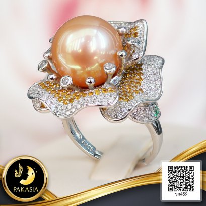 แหวนไข่มุก Edison เม็ดเดี่ยว Collection "Full Bloom Rose - เมื่อกุหลาบบาน" ไข่มุก Edison น้ำจืดคัดเกรด สีพีช ทรงเกือบกลม-กลม ขนาดจัมโบ้ 12 mm เกรด AAA ตัวเรือนแหวน เงินแท้ 925 ชุบสีทองคำขาว ประดับเพชร CZ